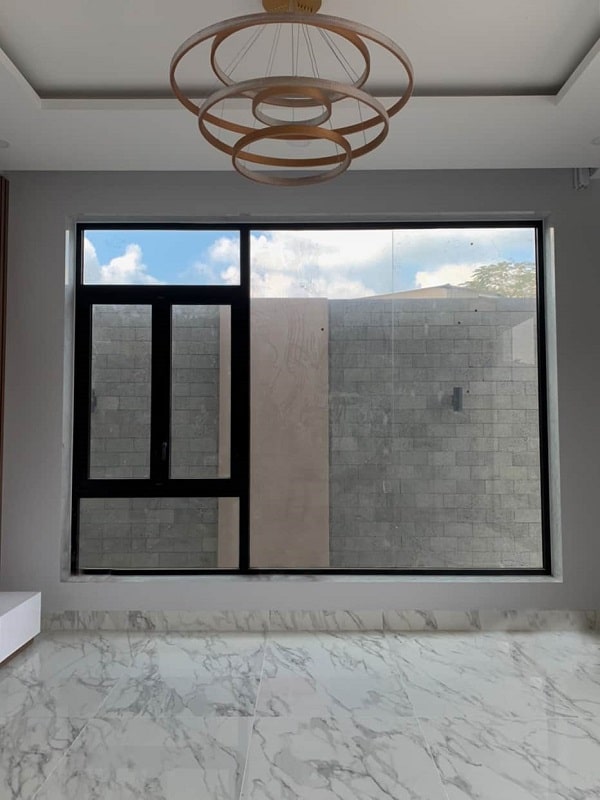The combination of windows and doors brings light to the living space