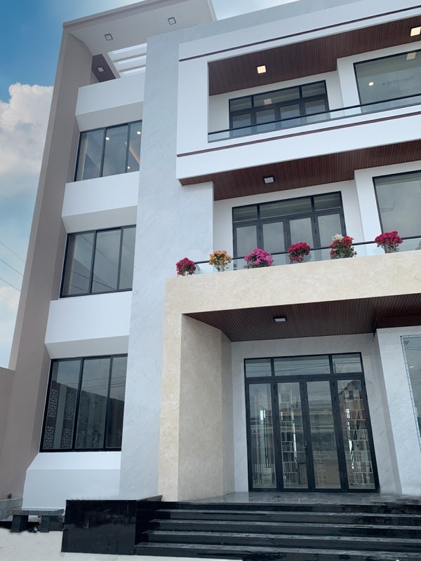 Glazed aluminum doors are used in modern townhouses