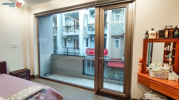 Cửa đi kết hợp với mặt dựng, mở rộng không gian
