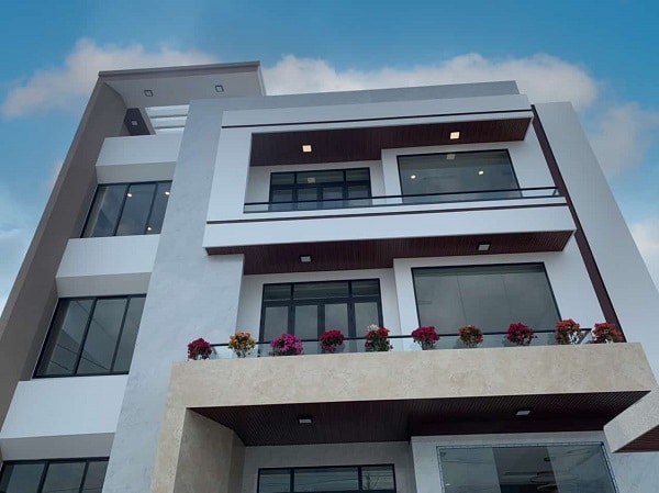 A townhouse using completely glazed aluminum doors