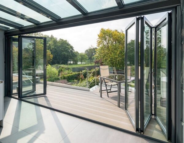 Seamless open spaces connect the kitchen and the airy balcony outside.