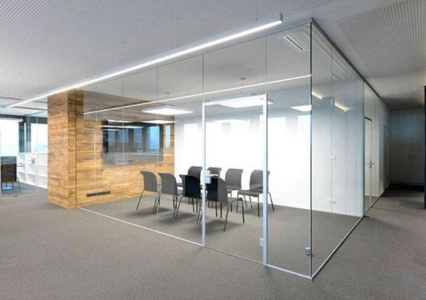 Model 7: Meeting room completely separated by aluminum glass partitions, creating a private space.